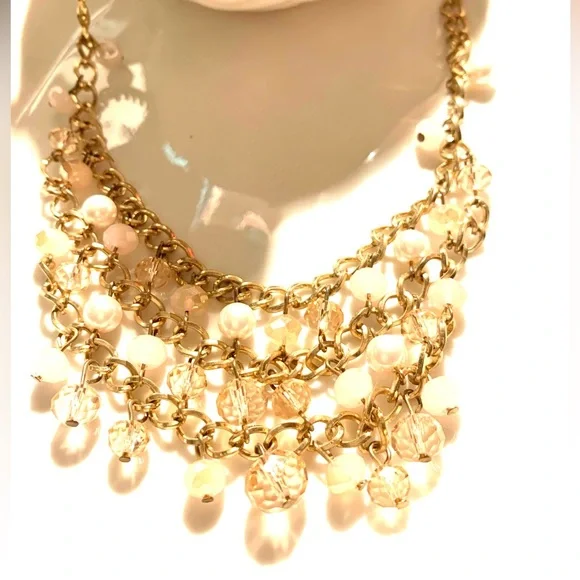 Elegant Gold and Pearl Necklace - Picture 2 of 4